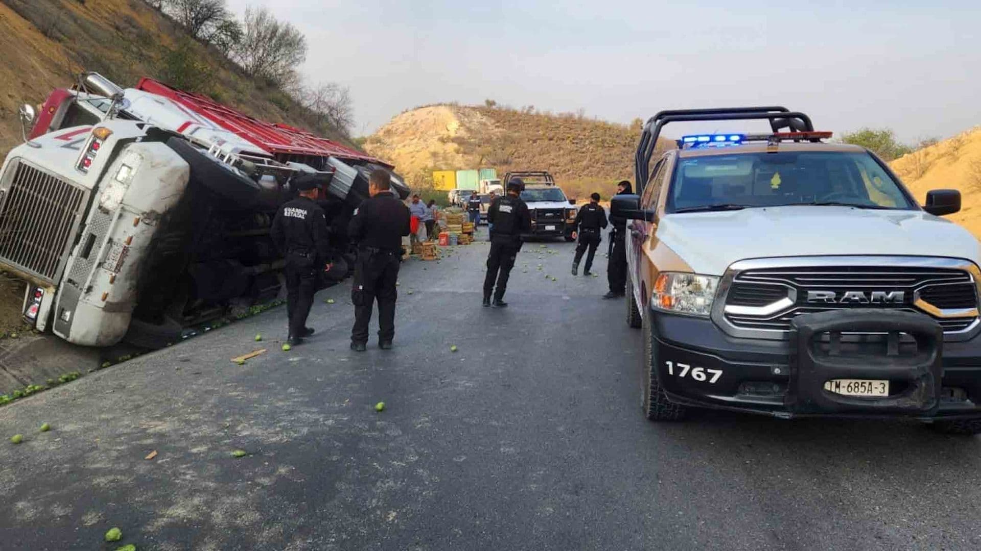 Vuelca Camión con Carga de Tomatillo en Carretera Jaumave-Victoria