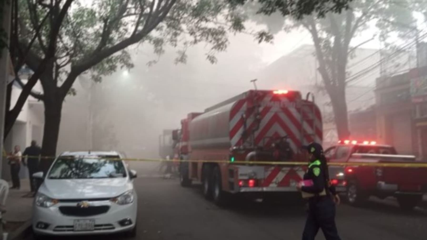 Sofocan Incendio Hoy en CDMX: Se Quemó Empresa en Colonia Algarín Este 7 de Mayo 2025