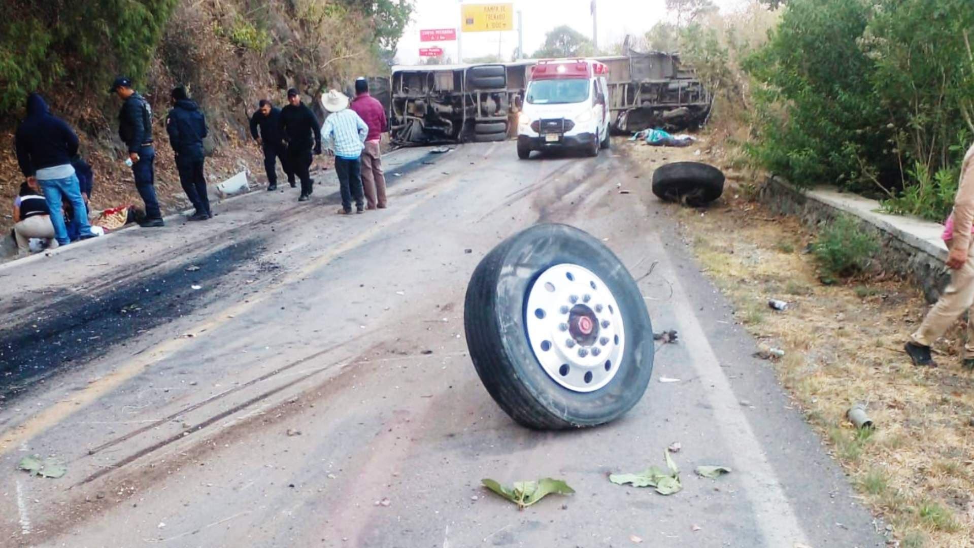 Ya Son 18 Muertos y 32 Heridos tras Volcadura de Autobús en Malinalco, Edomex