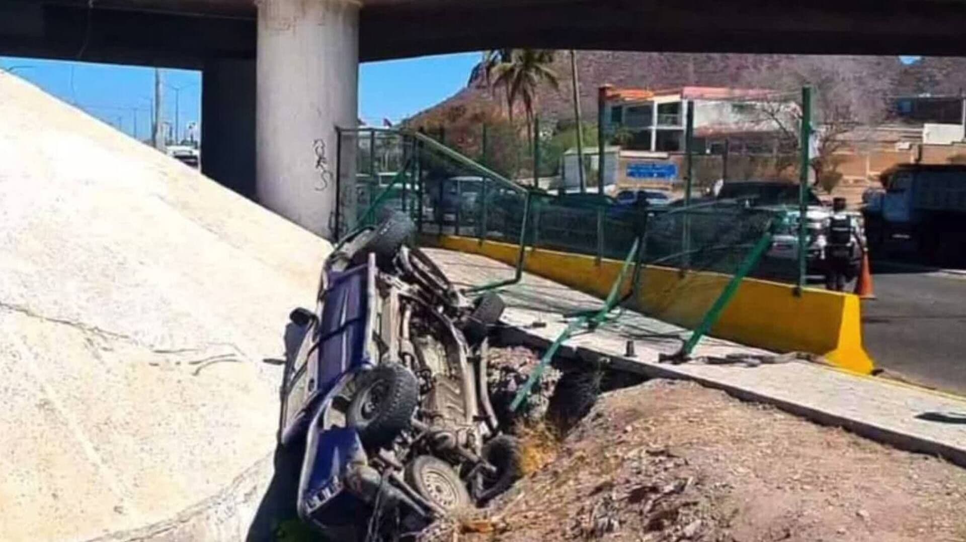 Adulto Mayor Cae en su Auto del Puente Miramar en Guaymas