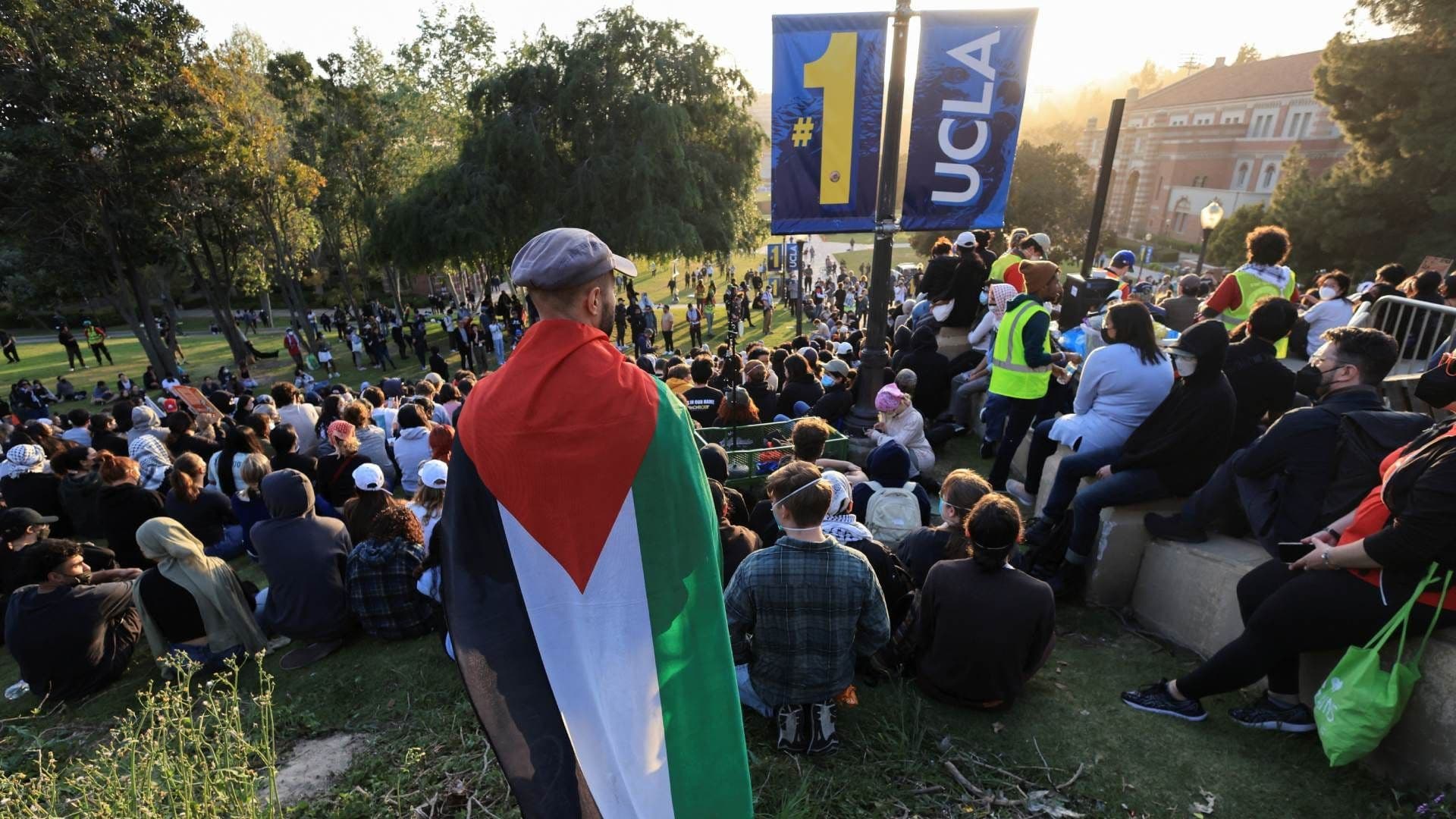 Crece la Tensión en Campamento Propalestino en UCLA tras Ataque y Ultimátum