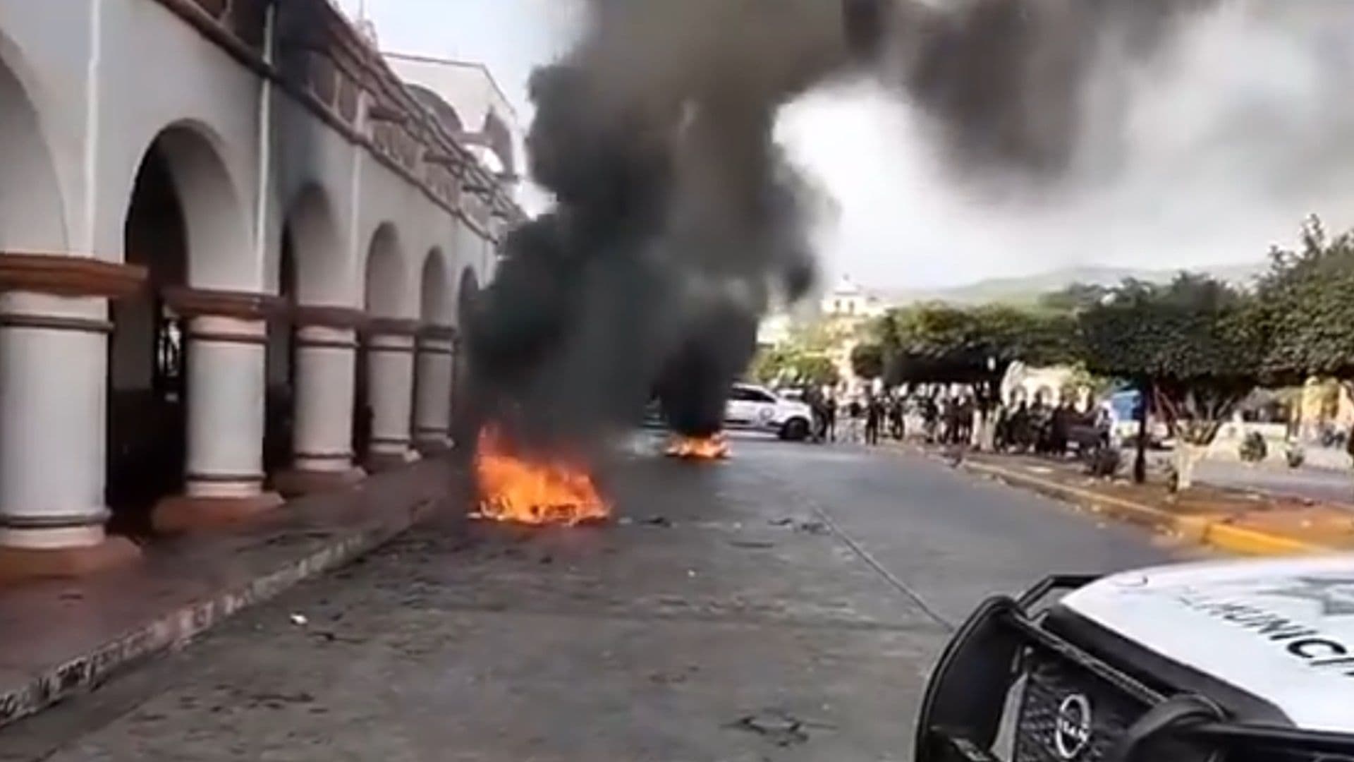 Video | Manifestantes Prenden Fuego Frente a la Alcaldía de Chiapa de Corzo