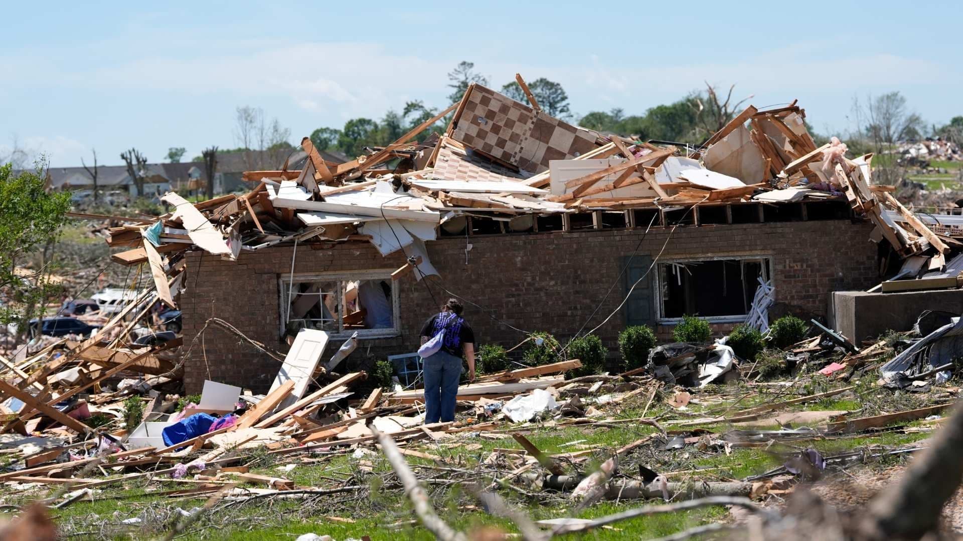 Tornados Dejan al Menos 25 Muertos en EUA tras Devastar Comunidades en Kentucky y Misuri