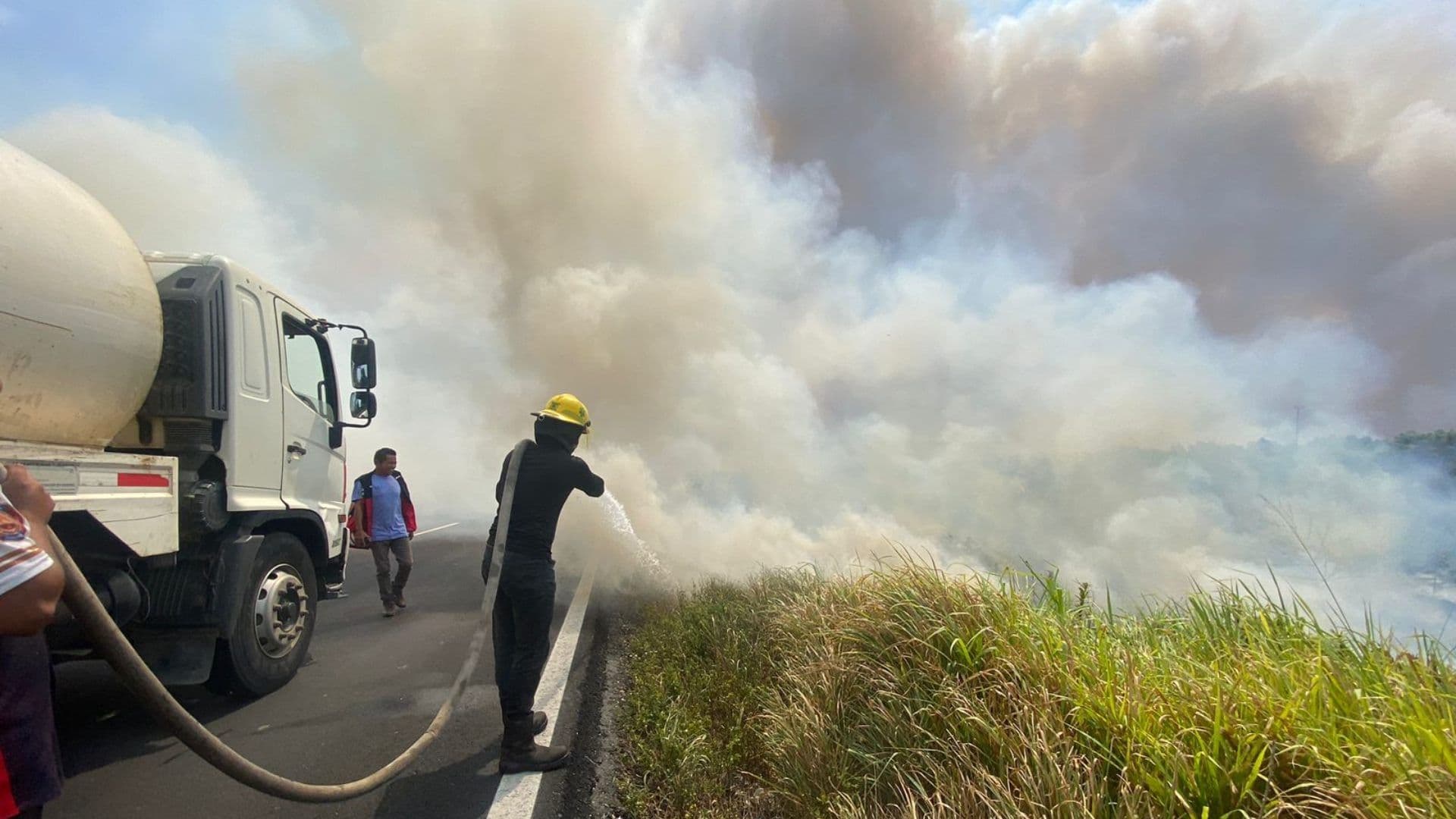 Cierran Tramo Carretero Las Matas por Intensa Columna de Humo