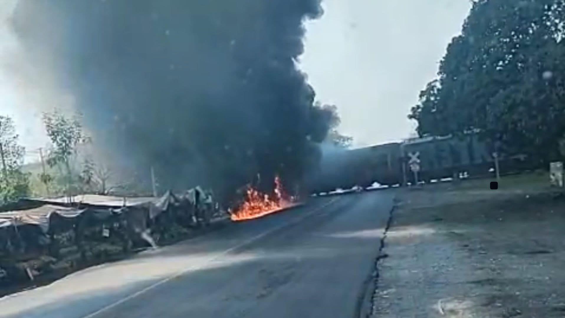 Pipa Explota Tras ser Embestida por el Tren en Tres Valles, Veracruz; Hay Cinco Lesionados
