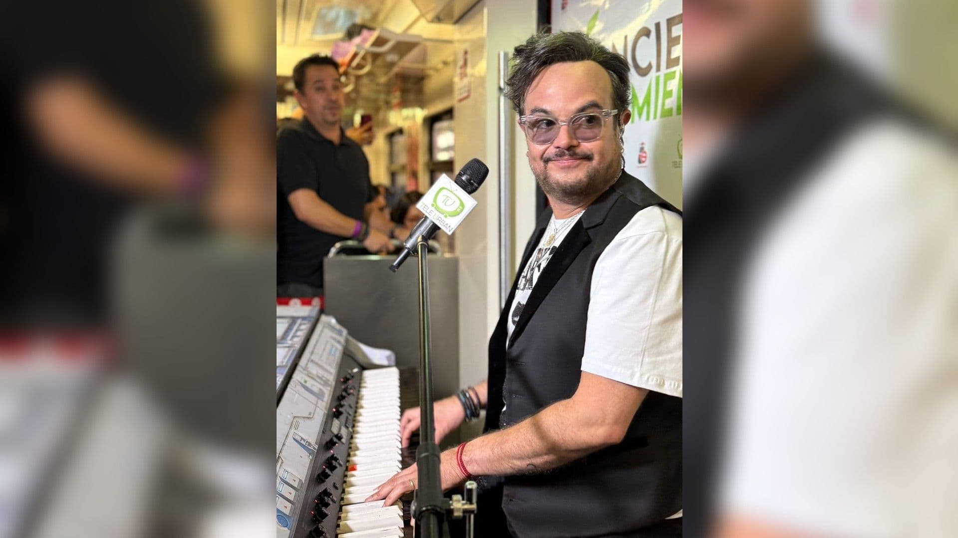 Aleks Syntek Festeja 35 años de Carrera Musical Viajando en el Tren Suburbano