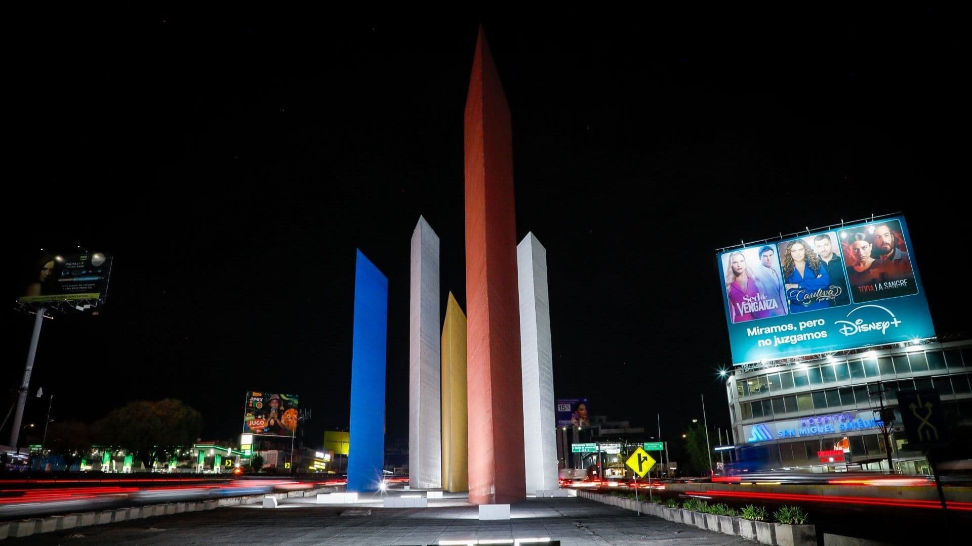 Torres de Satélite Recuperan su Luz; Así Se Ven Iluminadas de Noche