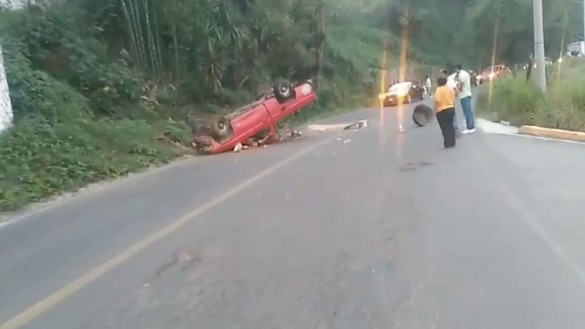 Hombre Muere Tras Volcar su Camioneta en Carretera Coscomatepec-Totutla