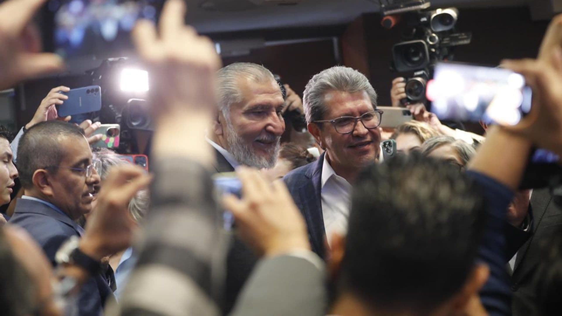 Ricardo Monreal y Adán Augusto López Se Abrazan Tras Diferencias de Diciembre