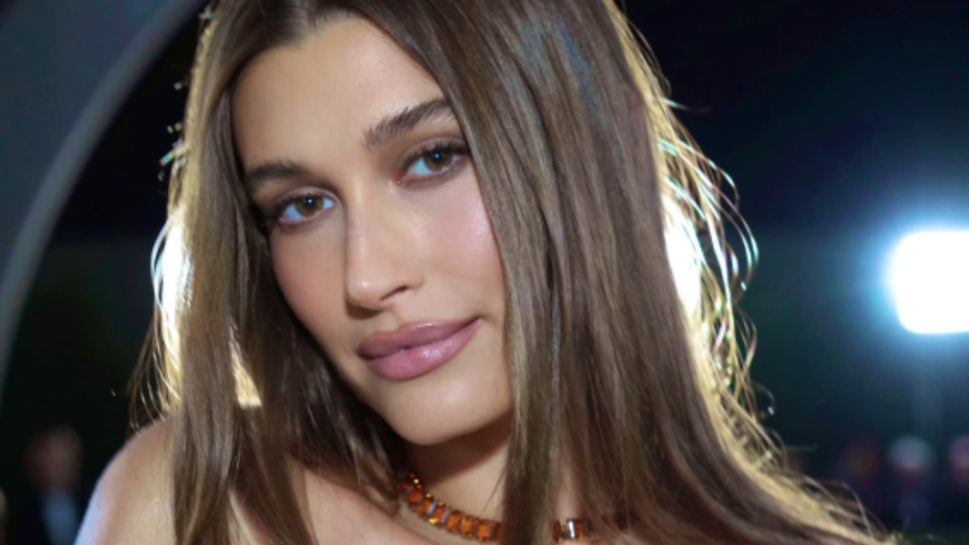 Hailey Bieber Vende su Marca de Belleza Rhode por Mil MDD; ¿Justin Influyó en Decisión?