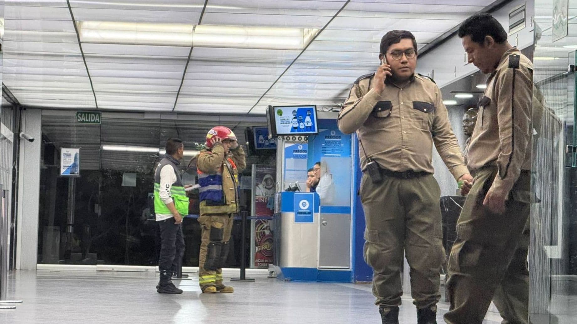 Quedan Atrapadas 12 Personas en Elevador de la Torre Latinoamericana en el Centro, CDMX