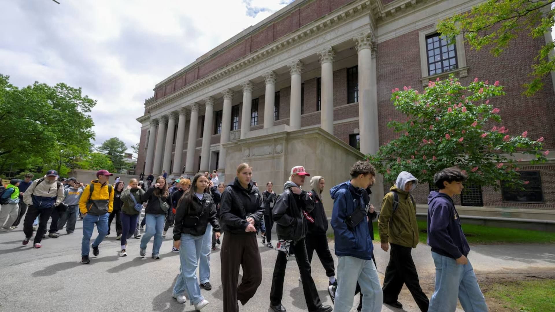 Trump Carga contra Harvard Otra Vez: Prohíbe Visas para Nuevos Estudiantes Extranjeros