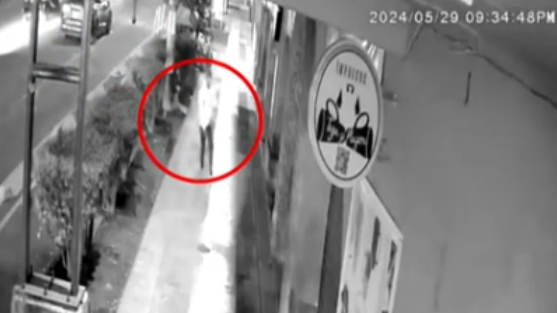 Video | Momento en que Conductor Armado Dispara contra Asaltante en la Roma Sur, CDMX