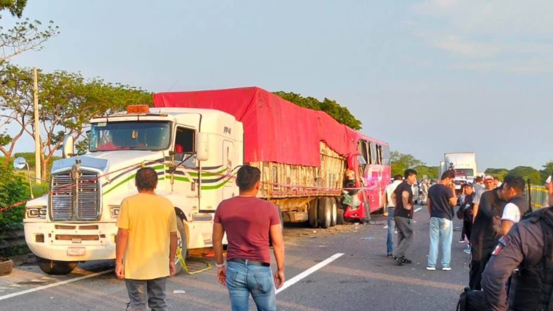 Accidente en Autopista Cosamaloapan-Acayucan Deja un Muerto; Comparten Lista de los 27 Heridos