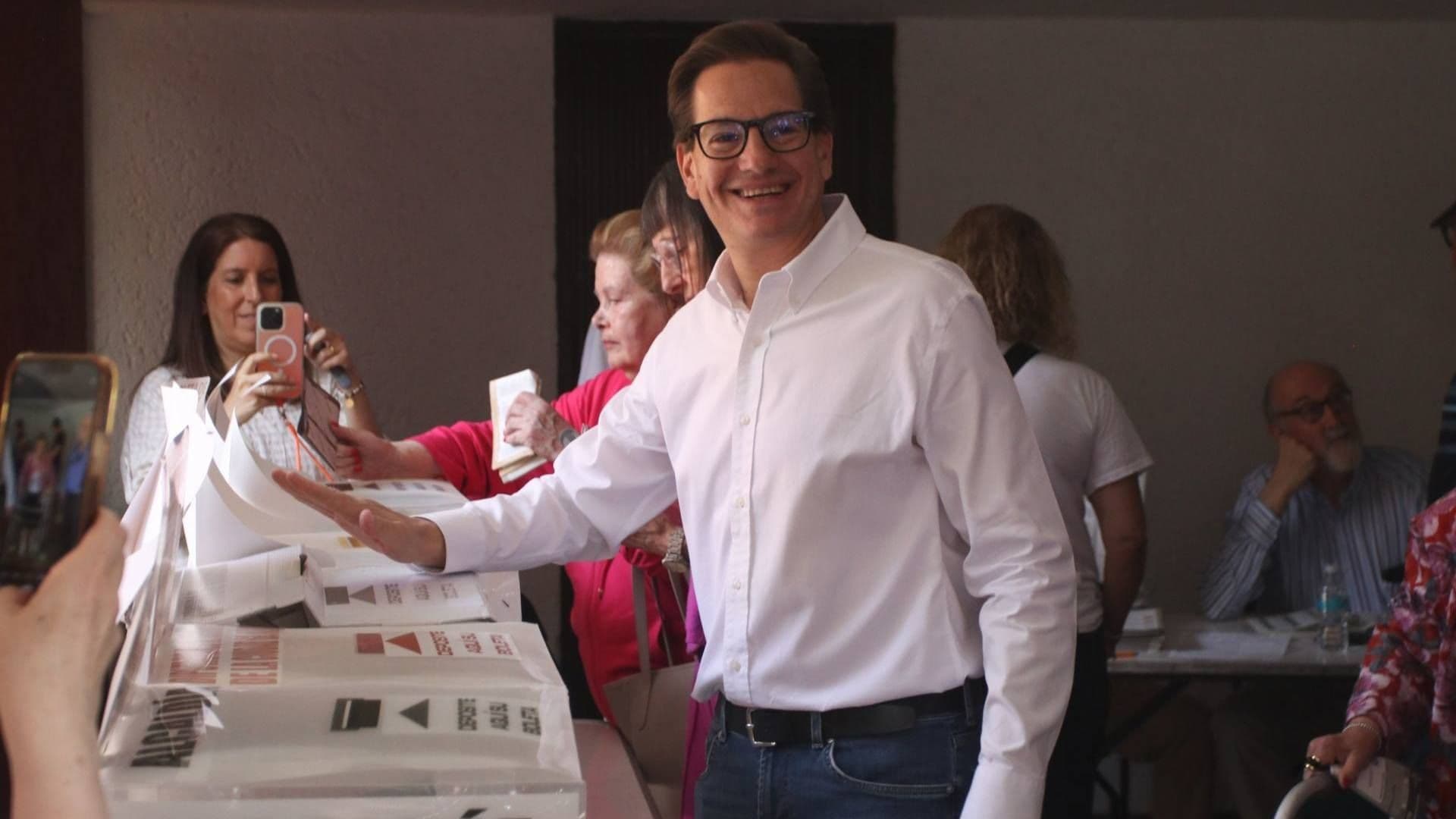 Elecciones CDMX 2024: Salomón Chertorivski Acude a Votar en Casilla en la Miguel Hidalgo