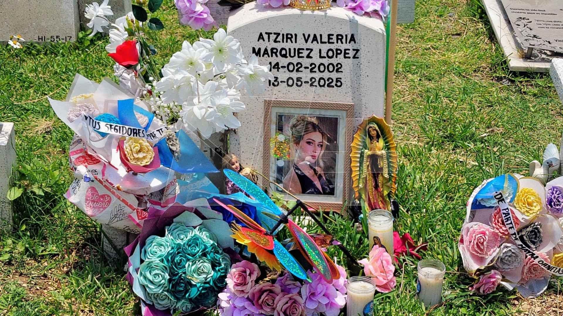 A un Mes del Asesinato de Valeria Márquez; Seguidores Visitan la Tumba de la Creadora Contenido