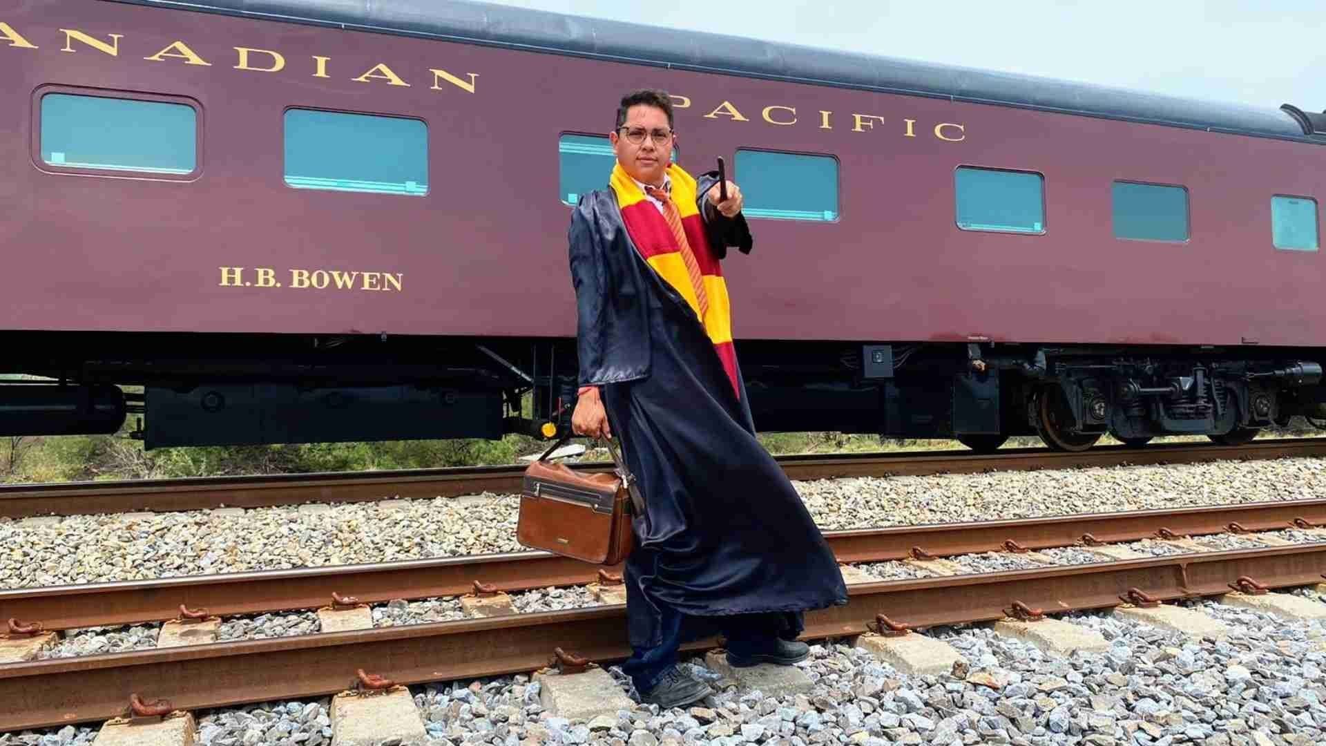 ¿Llega a Hogwarts? Se Disfraza de Harry Potter para Ver la Locomotora Emperatriz