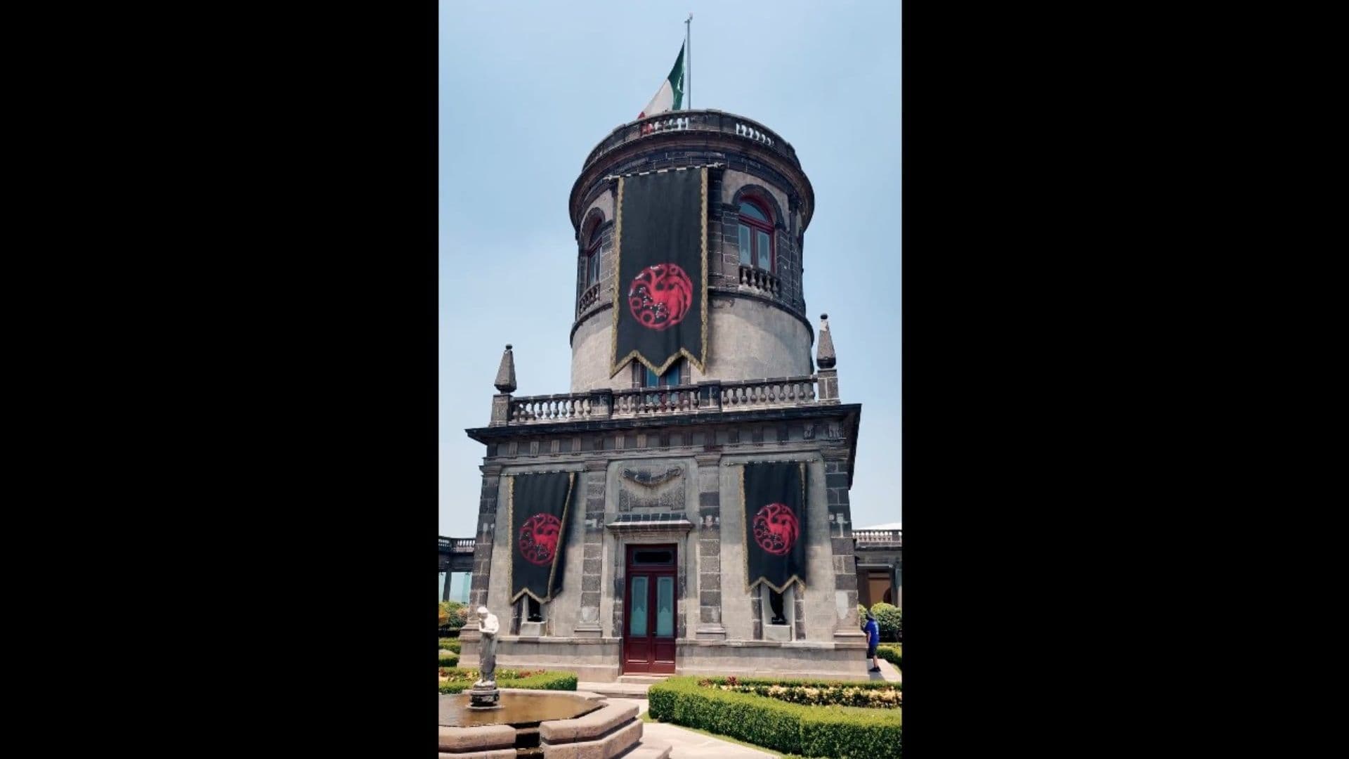 'Intervención' del Castillo de Chapultepec con Banderas de 'House of the Dragon' Genera Polémica