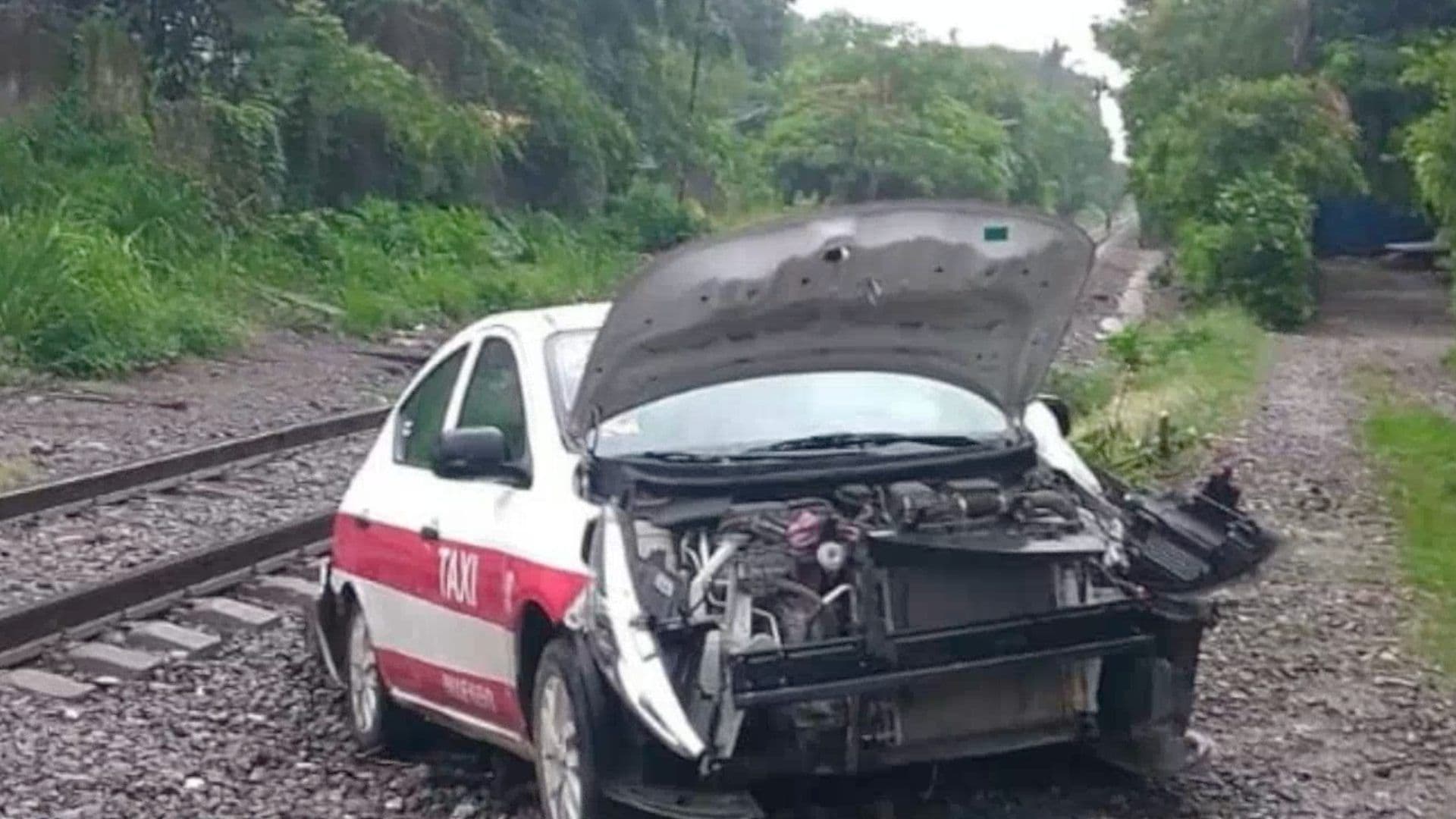 Taxi es Embestido por el Tren en las Vías de Amatlán de los Reyes, Veracruz