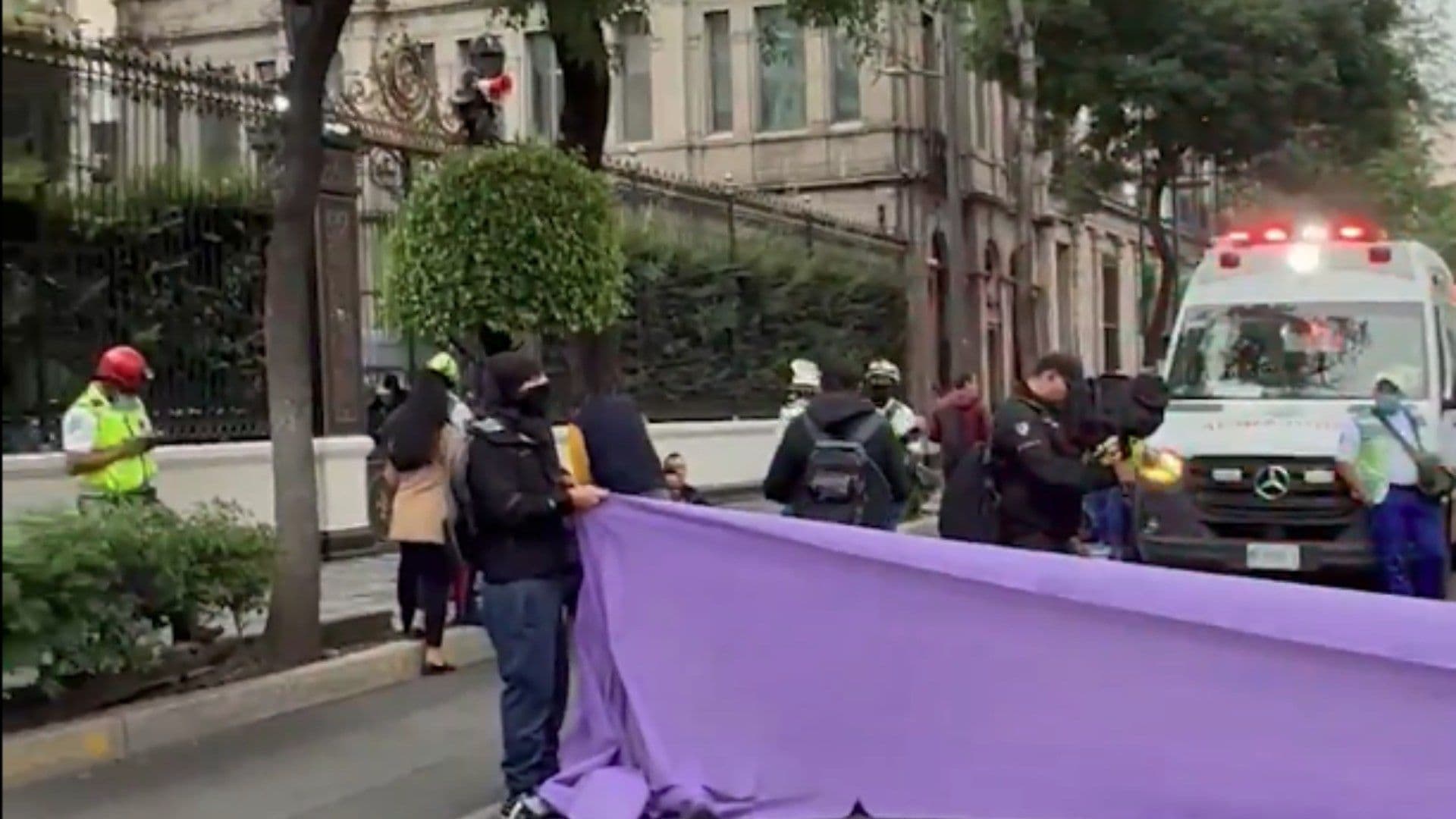 Bloqueo en Bucareli, CDMX Hoy 19 de Junio 2025: Colectivo Protesta Por Abuso de una Menor