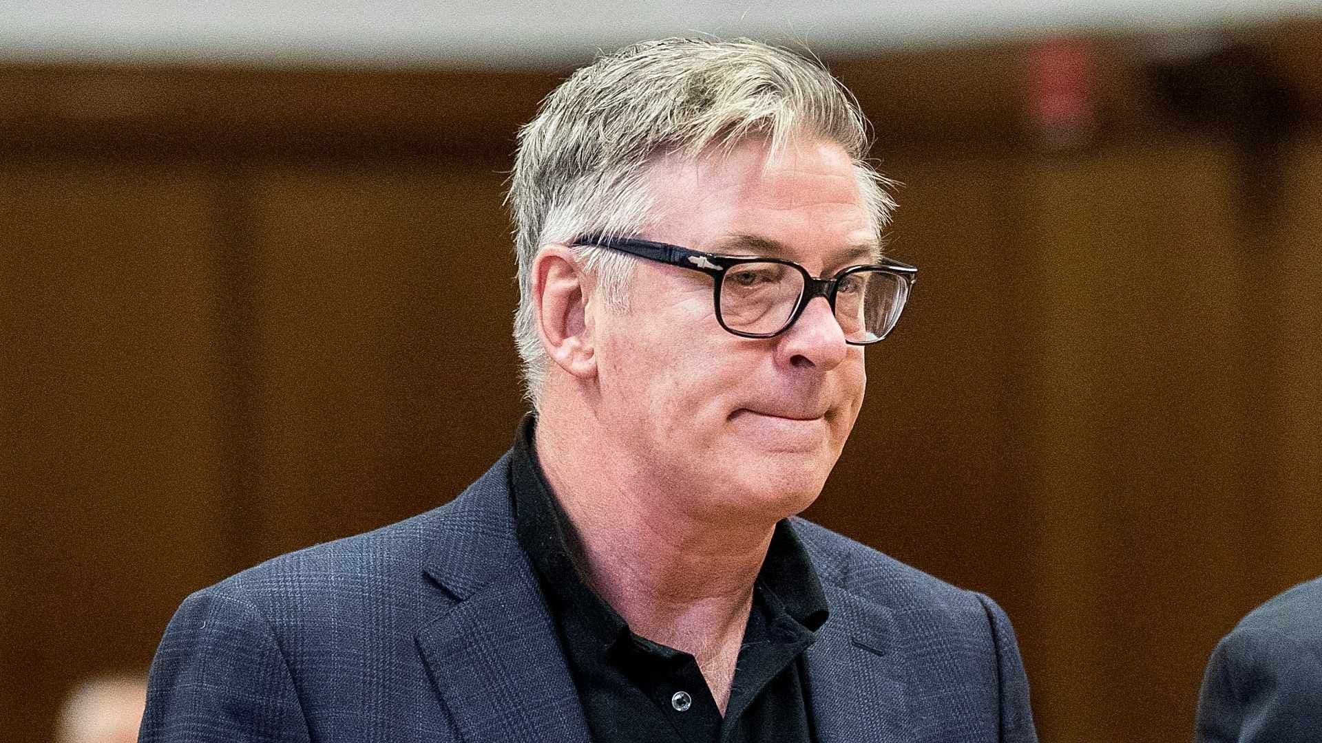 Defensa de Alec Baldwin Acusa a Fiscal de Ocultar Pruebas por Arma Dañada en ‘Rust’