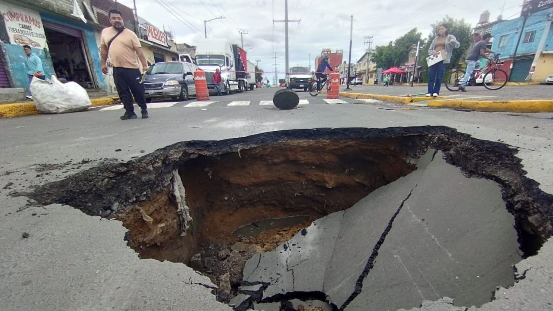 FOTOS | Se Abre Enorme Socavón en Avenida de las Torres, en San Lorenzo Tezonco, Iztapalapa