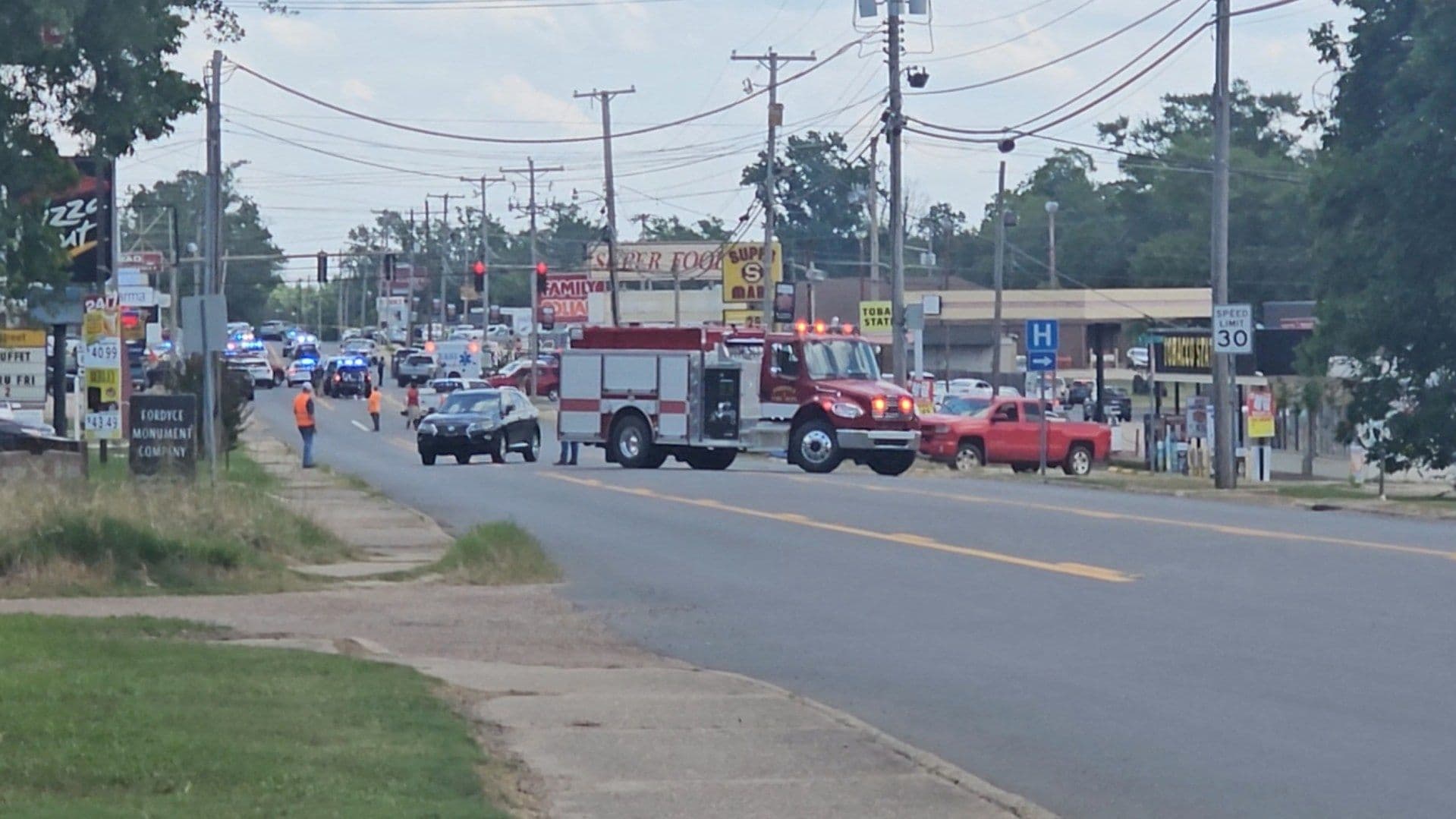 Ascienden a Cuatro los Muertos por Tiroteo En Tienda De Arkansas