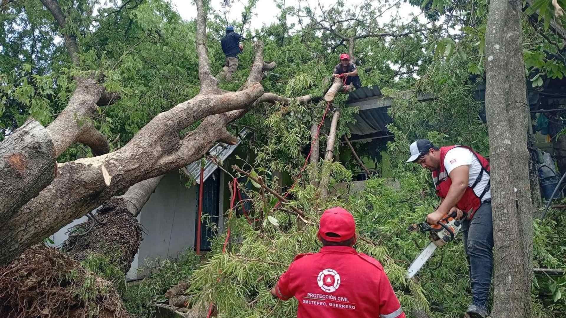 Damnificados por el Huracán Érick Retienen a Servidores de la Nación, en Ometepec, Guerrero
