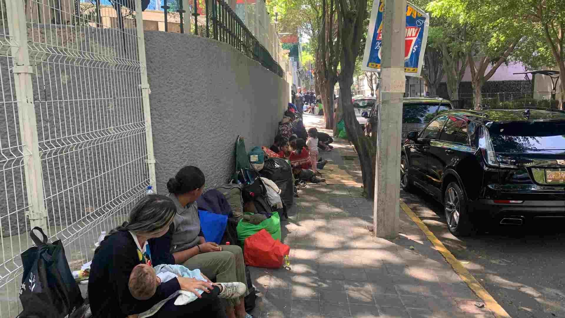 Migrantes Desalojados de Plaza Giordano Bruno en la CDMX Ahora Viven en la Banqueta