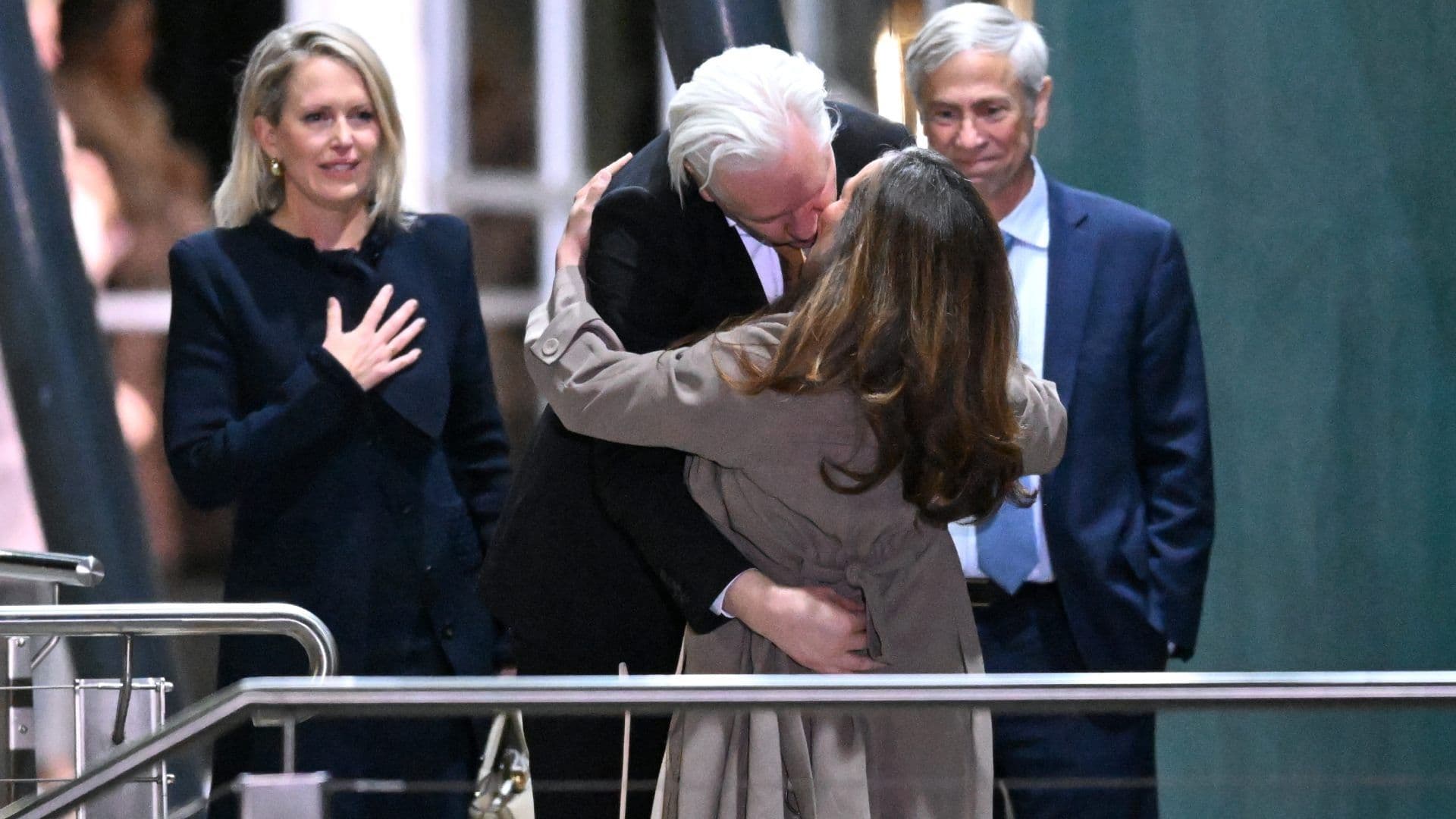 Con Un Beso a Su Esposa, Julian Assange Celebra su Regreso a Australia