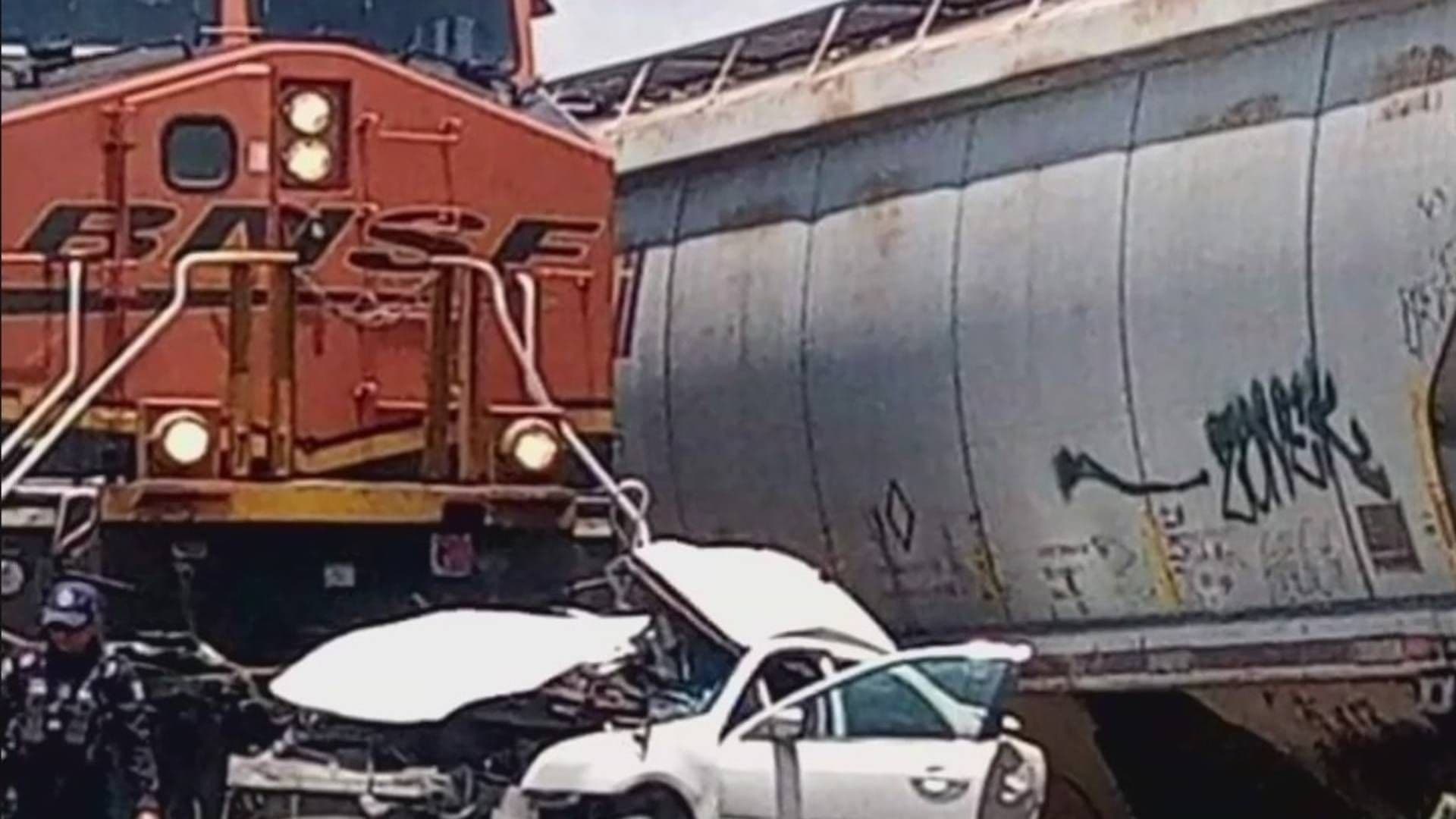 Madre y su Hijo de 3 Años Mueren Embestidos por el Tren en Anáhuac, Nuevo León