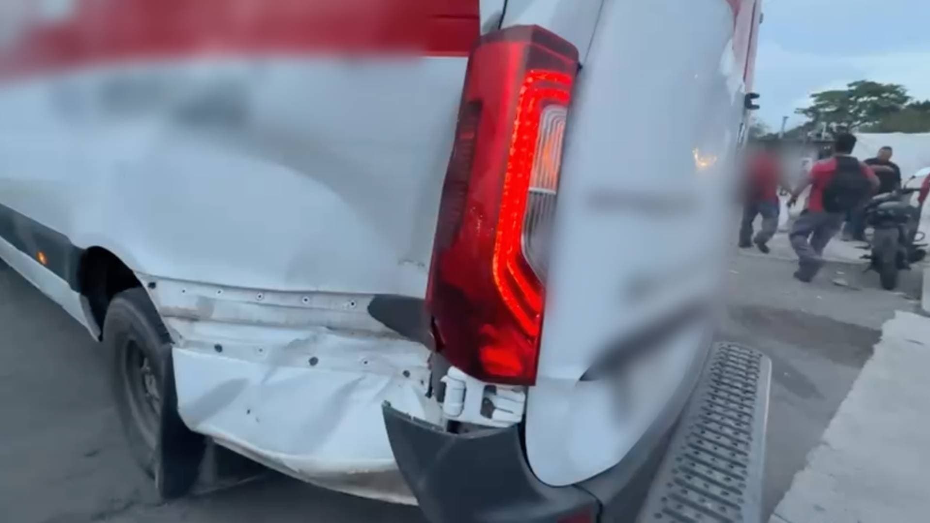 Camioneta de Paquetería es Impactada por el Tren en Tejería, Veracruz