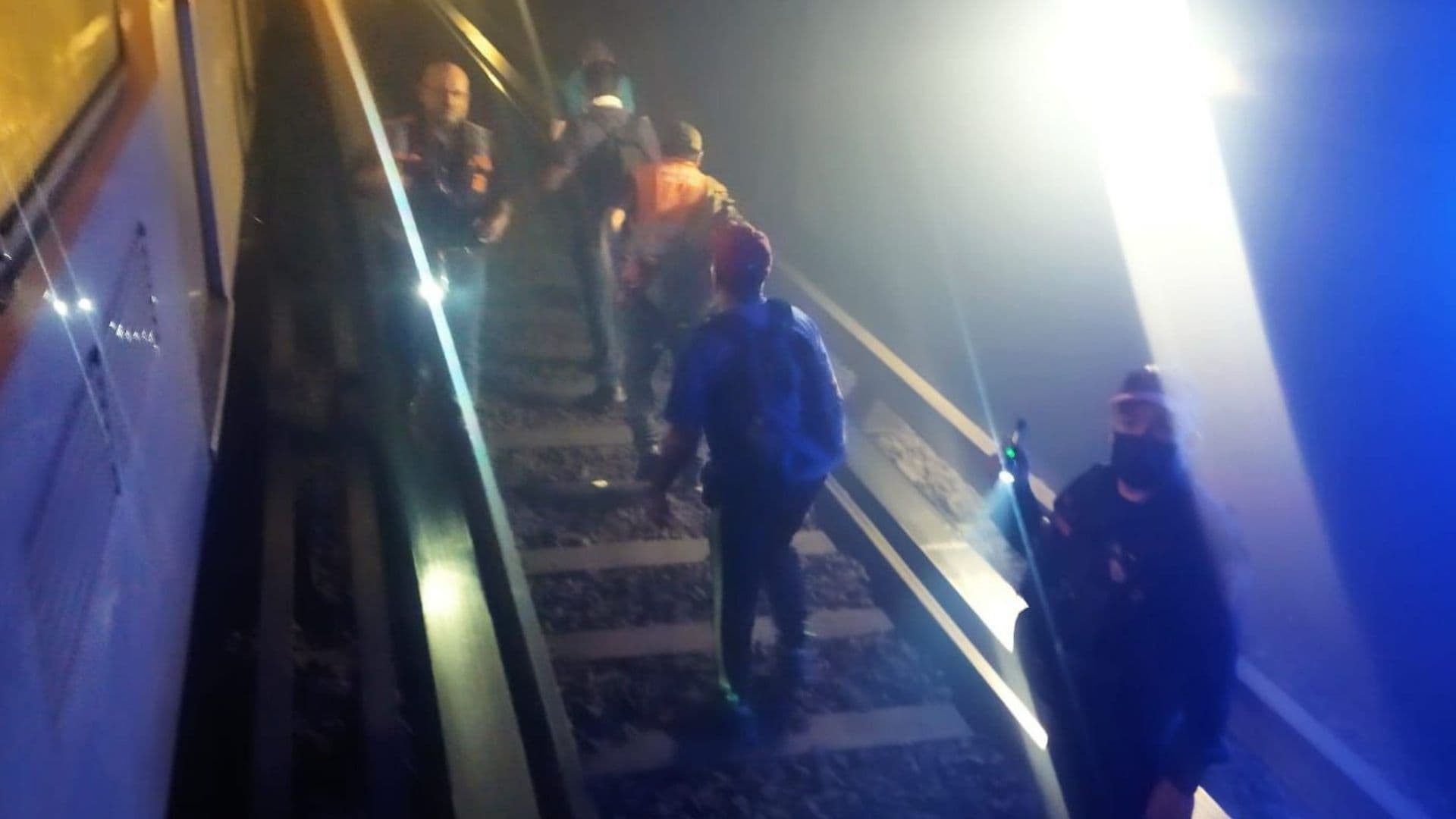 Video | Por las Vías, Así Desalojaron a Pasajeros del Metro CDMX Atrapados por Humo en L2