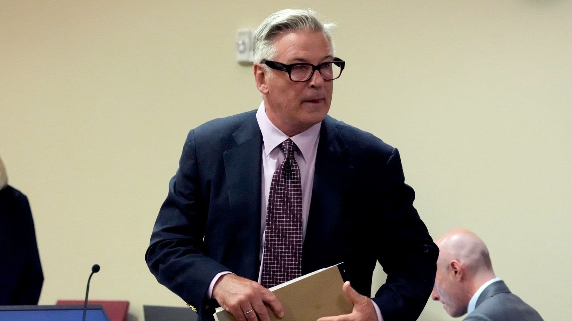 Defensa de Alec Baldwin Presenta Llamada de Auxilio al 911 en Juicio por Caso 'Rust'
