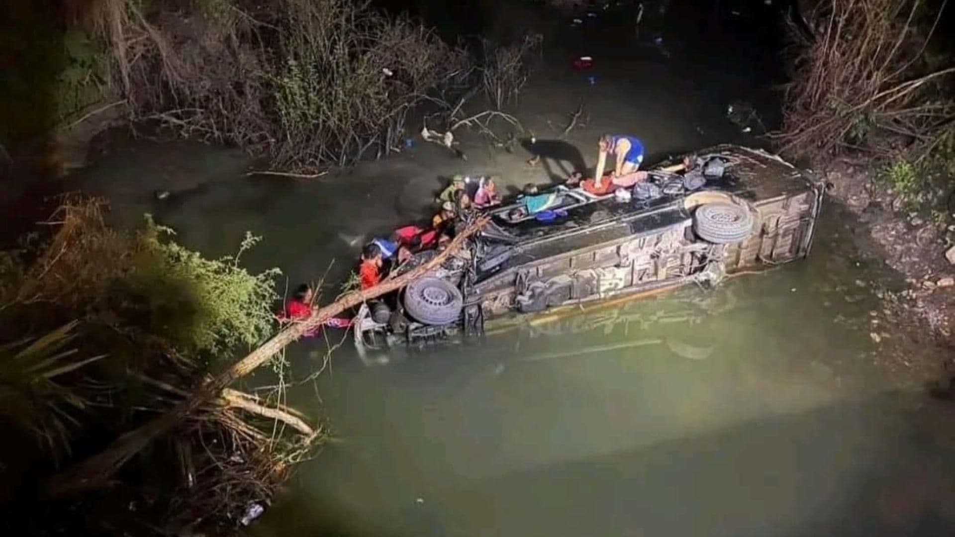Vehículo Volcó en un Barranco Dejando 20 Pasajeros Heridos en Ciudad Valles-El Naranjo