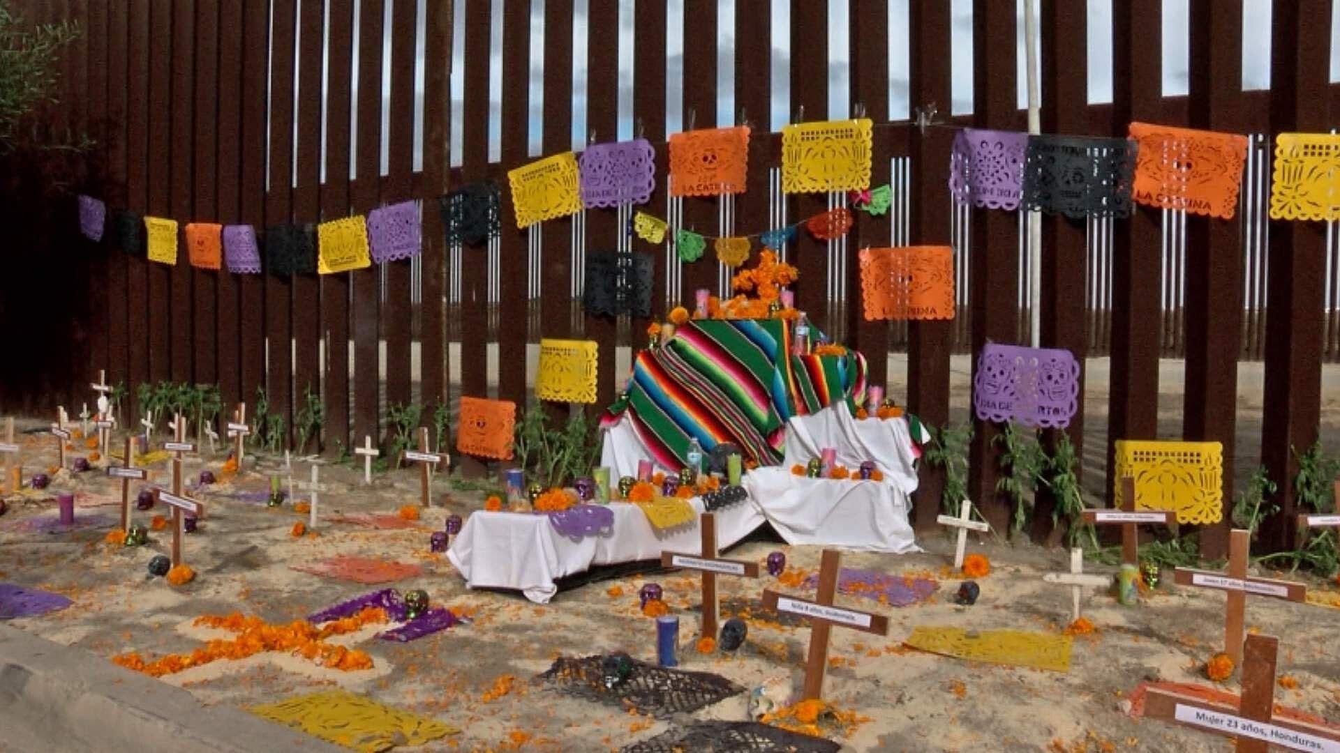 En Memoria de Migrantes y Activistas, Colocan Altar en el Muro Fronterizo de Tijuana