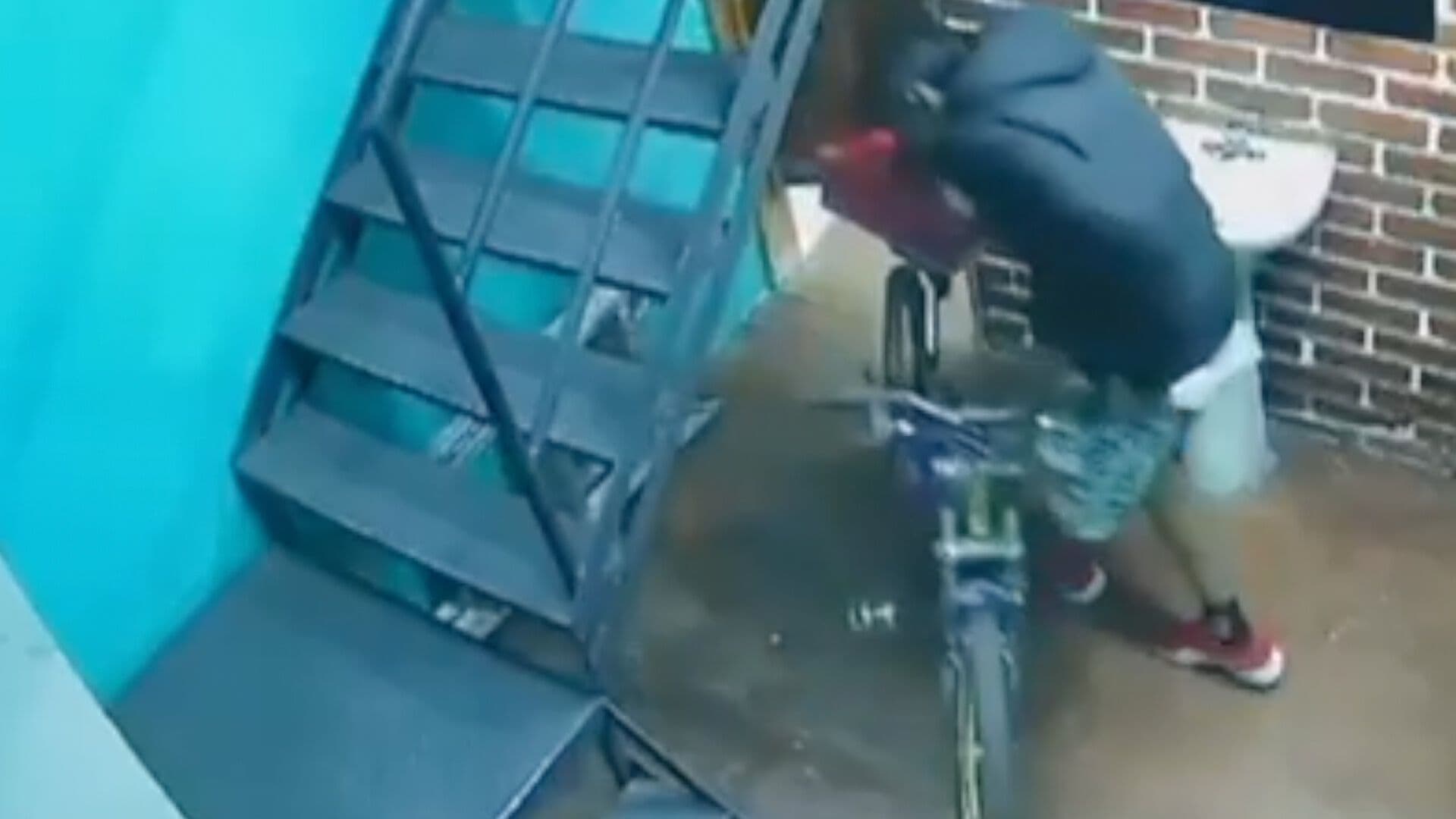 Captan en Video el Robo de una Bicicleta en Plaza Comercial de Huejotzingo, Puebla