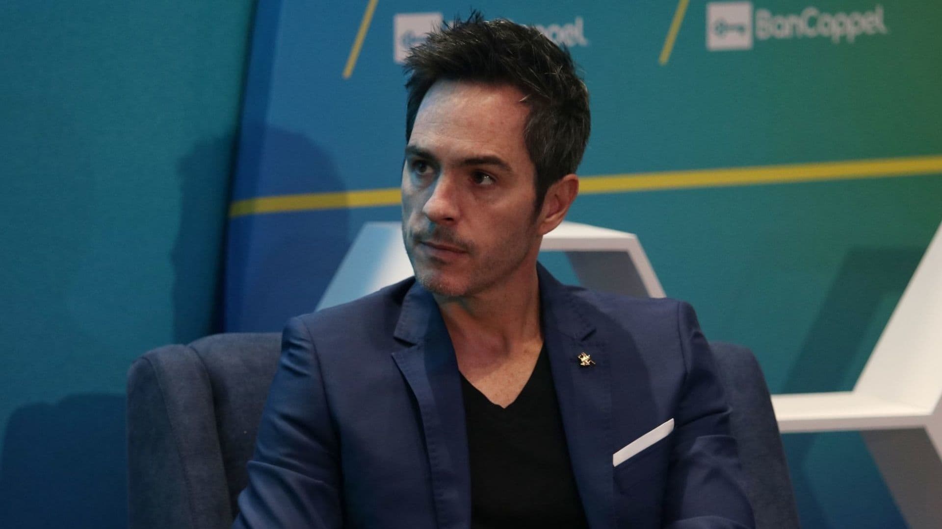 Mauricio Ochmann Estrena Romance, ¿De Quién se Trata?