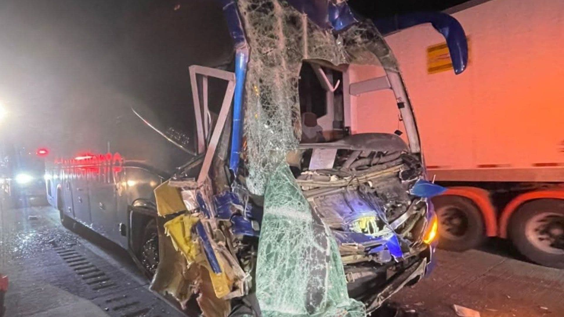 Chocan Tractocamión y Camión de Pasajeros en El Hongo; Hay 4 Lesionados