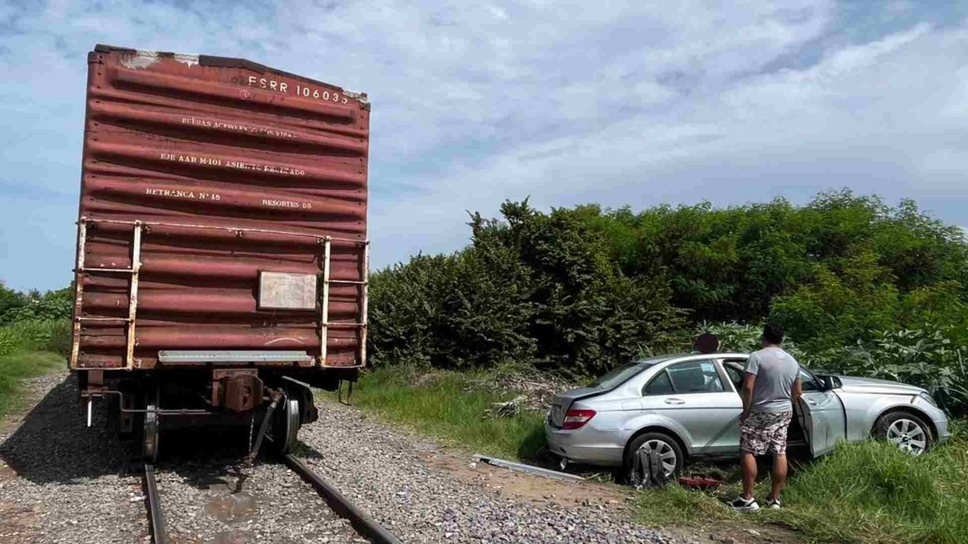 Auto es Impactado por el Tren en Tejería, Veracruz; Se Reportan Daños Materiales Considerables