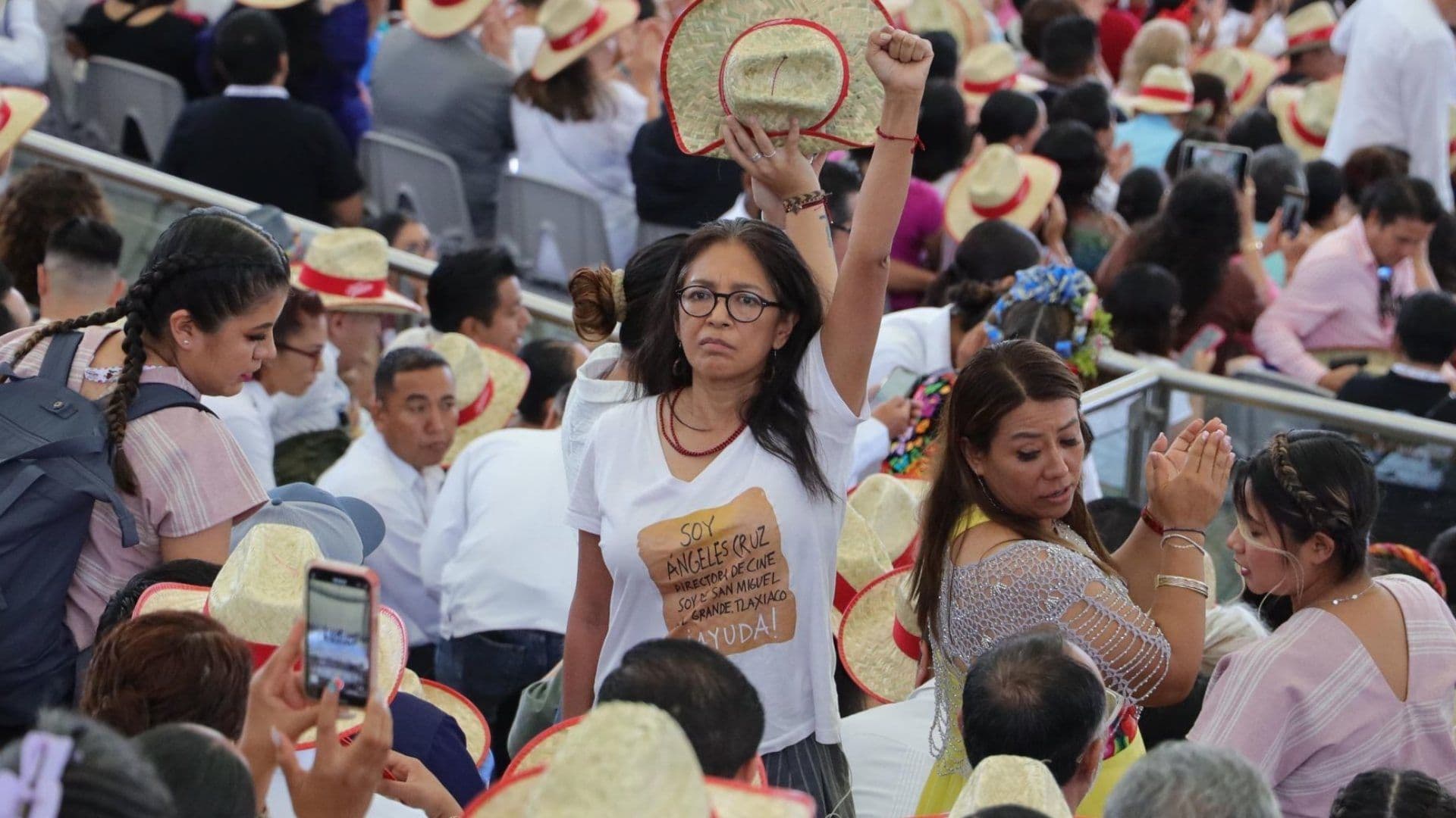 Cineasta Oaxaqueña Protesta en la Guelaguetza por Violencia en su Comunidad