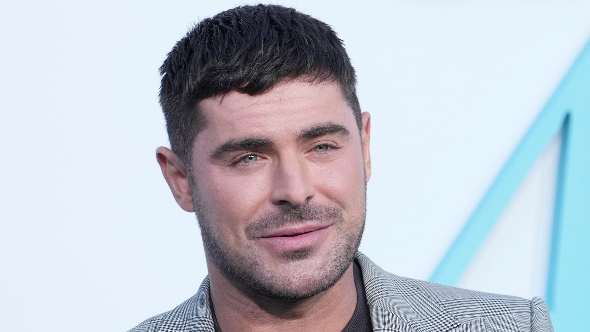 Zac Efron Revela que Sufrió Accidente en Alberca y que Fue Hospitalizado