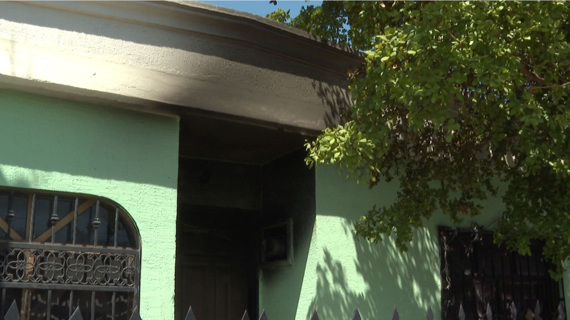 Rescatan a Hombre de Incendio Dentro de su Casa en Colonia Palo Verde en Hermosillo