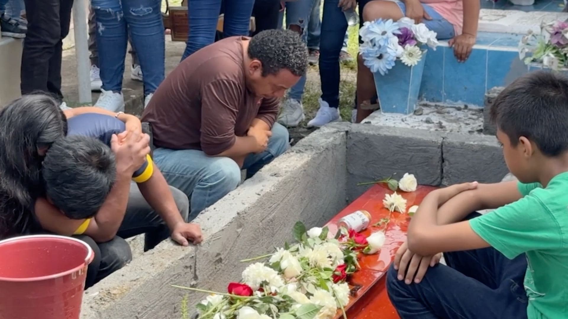 Entre Llanto y Dolor, Familiares Despiden a Ana Francisca, Víctima de Feminicidio