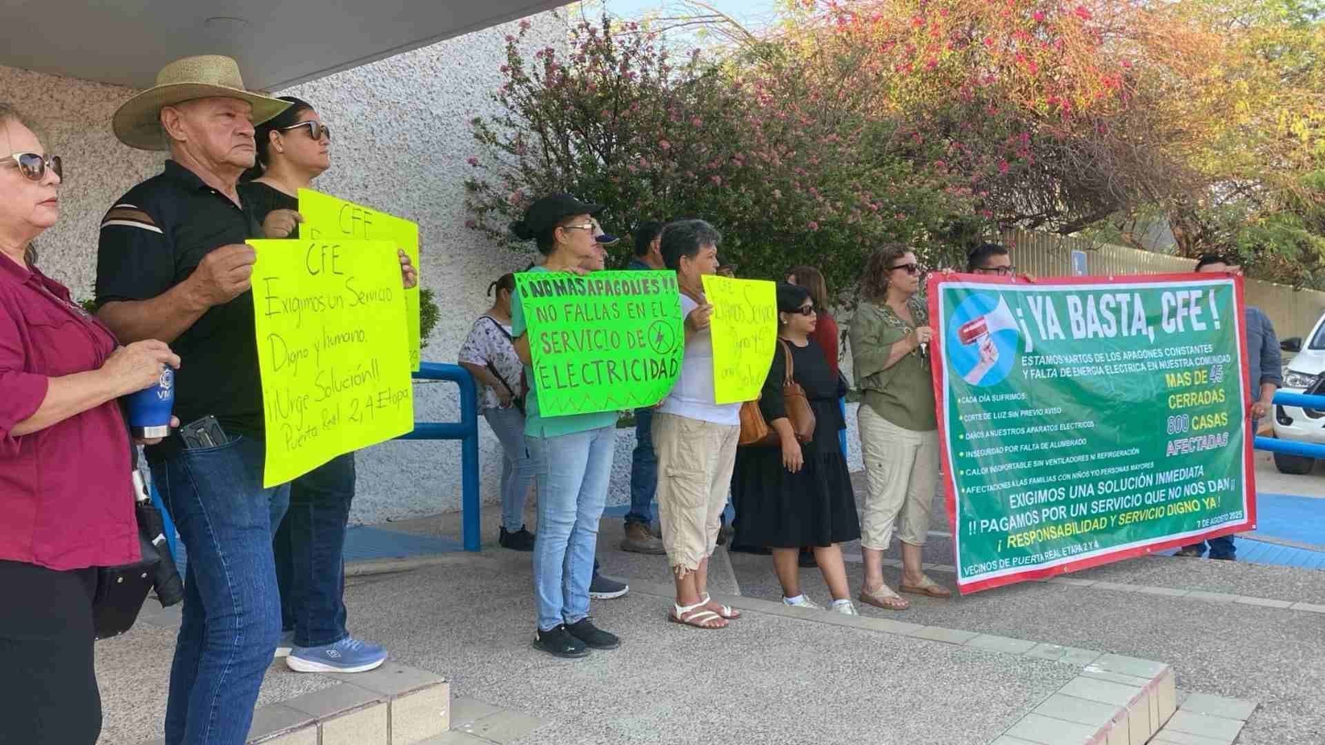 Vecinos de Puerta Real Bloquearon Instalaciones de CFE por Constantes Fallas en el Servicio