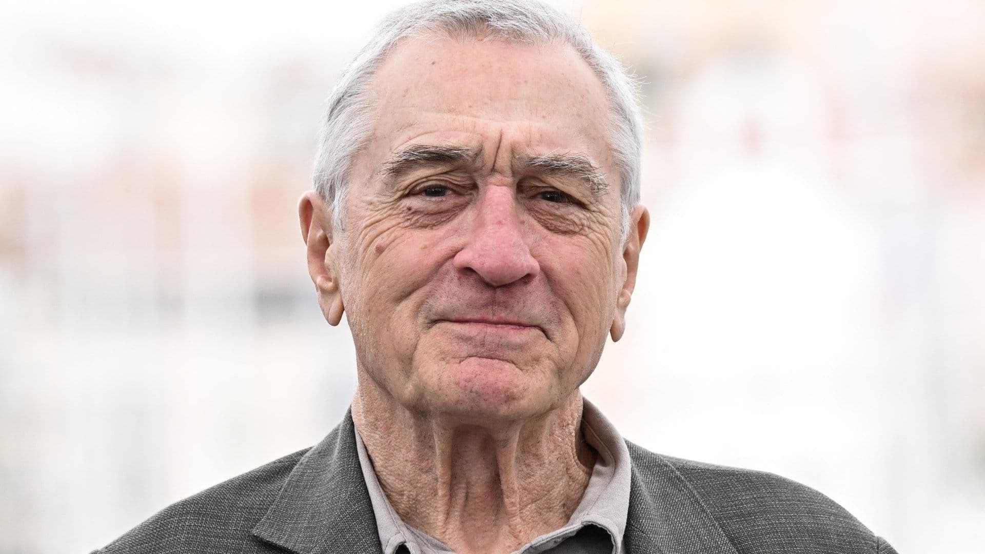 Robert De Niro Festeja 81 Años Lanzándose al Mar Desde Nueve Metros de Altura