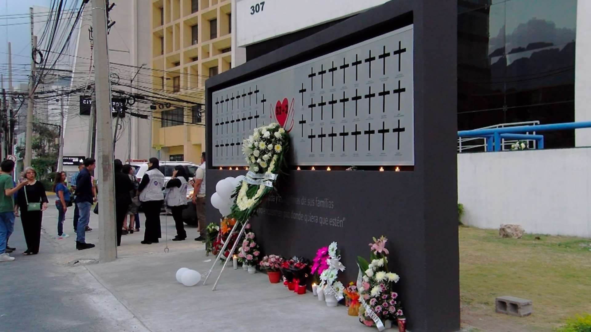 A 13 Años de la Tragedia en Casino Royale, Develan Memorial por Víctimas del Ataque