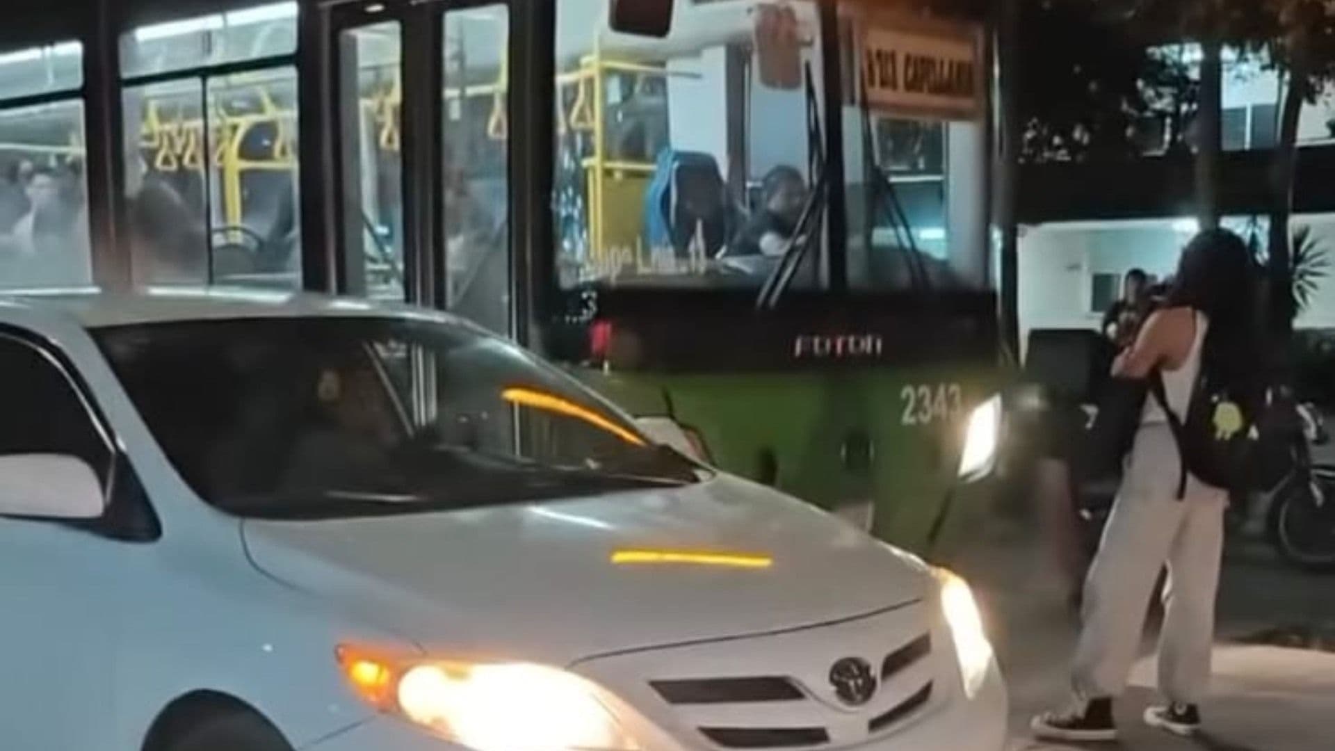 Estudiante de la UANL Evita Paso de Camión Tras Negarle el Servicio en Ciudad Universitaria, NL