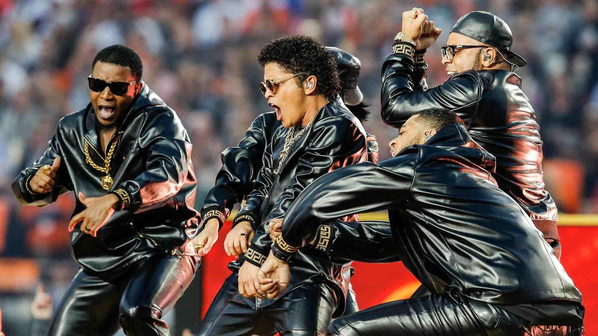 Bruno Mars, Enamorado de Brasil, se Tatúa el Cristo Redentor | VIDEO