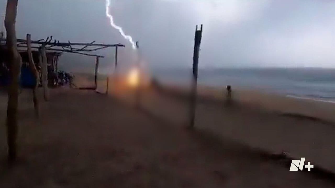 Rayo Cae a Dos Personas en Aquila, Michoacán